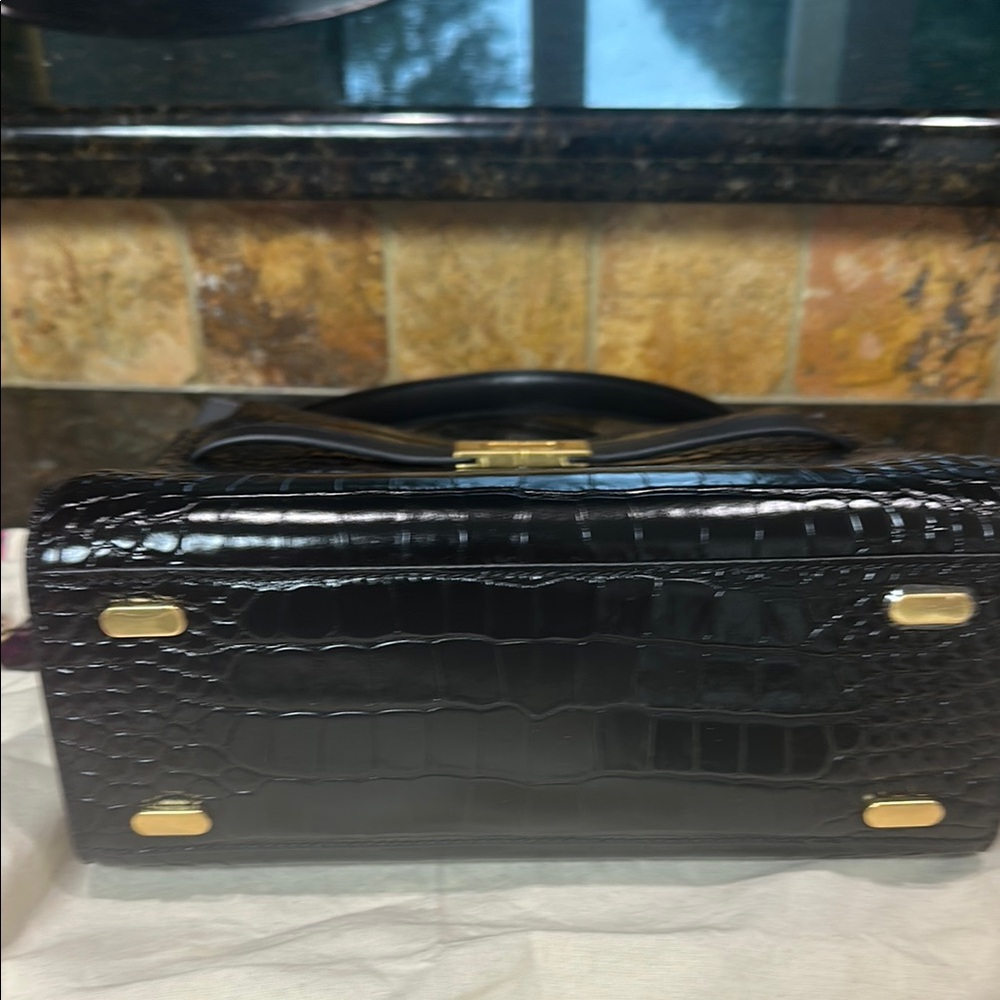 Tory Burch Black Crocodile Texture Shoulder Bag
Lee RADZIWILL - Picture 6 of 6